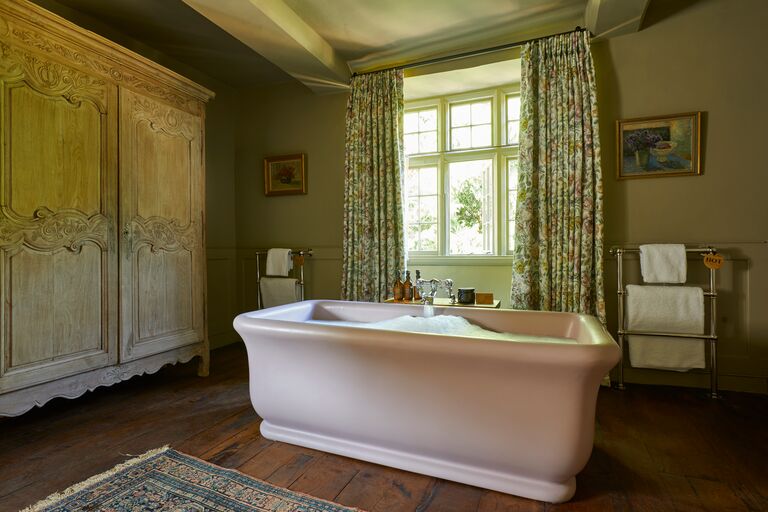 Bath in Bedroom: Rules, Floor Weight and Layout