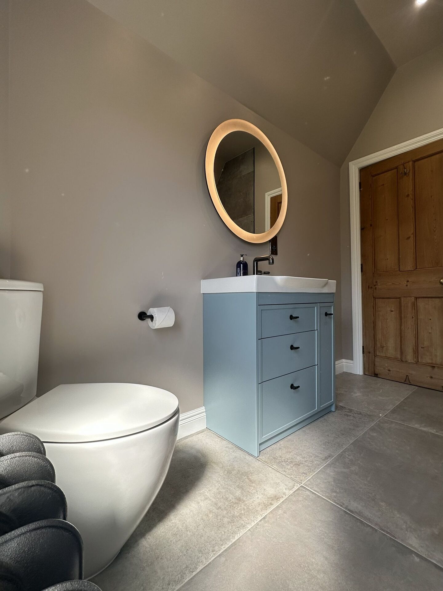 Roper Rhodes Concierge vanity in Coniston Blue below a round mirror, Great Saling CM7 guest ensuite