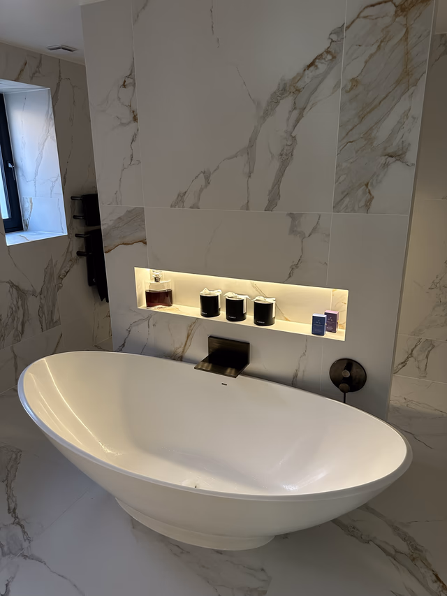 BC Designs Kurv bath close-up with AXOR flood spout and LED niche in Billericay CM11 ensuite
