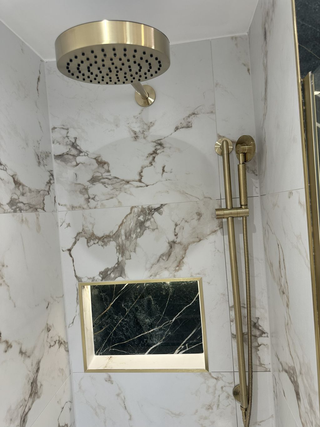 Shower with brushed brass rainfall head and recessed niche with Malachite tile — Braintree CM7