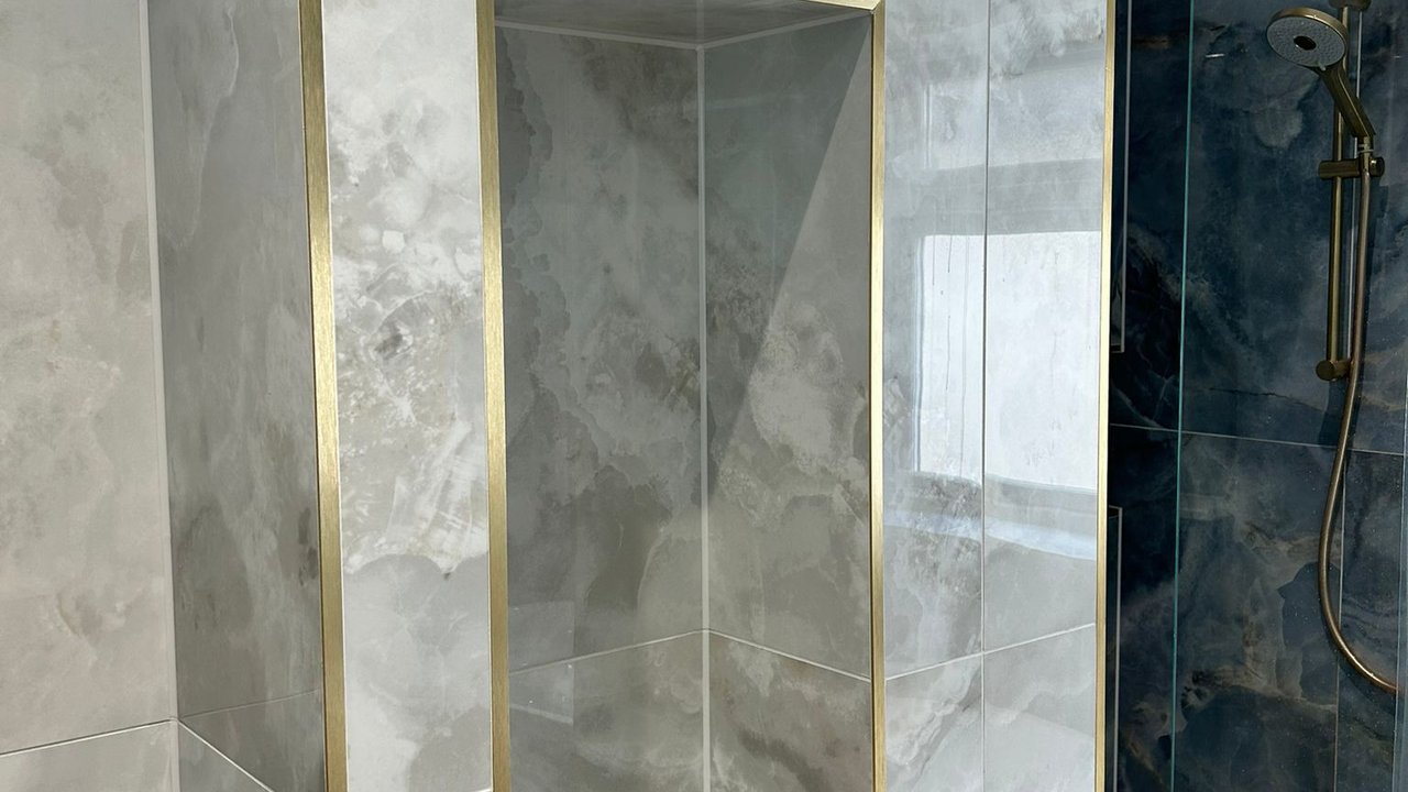 Decorative bathroom niche with white onyx tiles - luxury installation by Bowmans South Essex