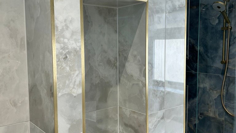 Decorative niche with white onyx Ca' Pietra tiles Brentwood CM13 luxury bathroom